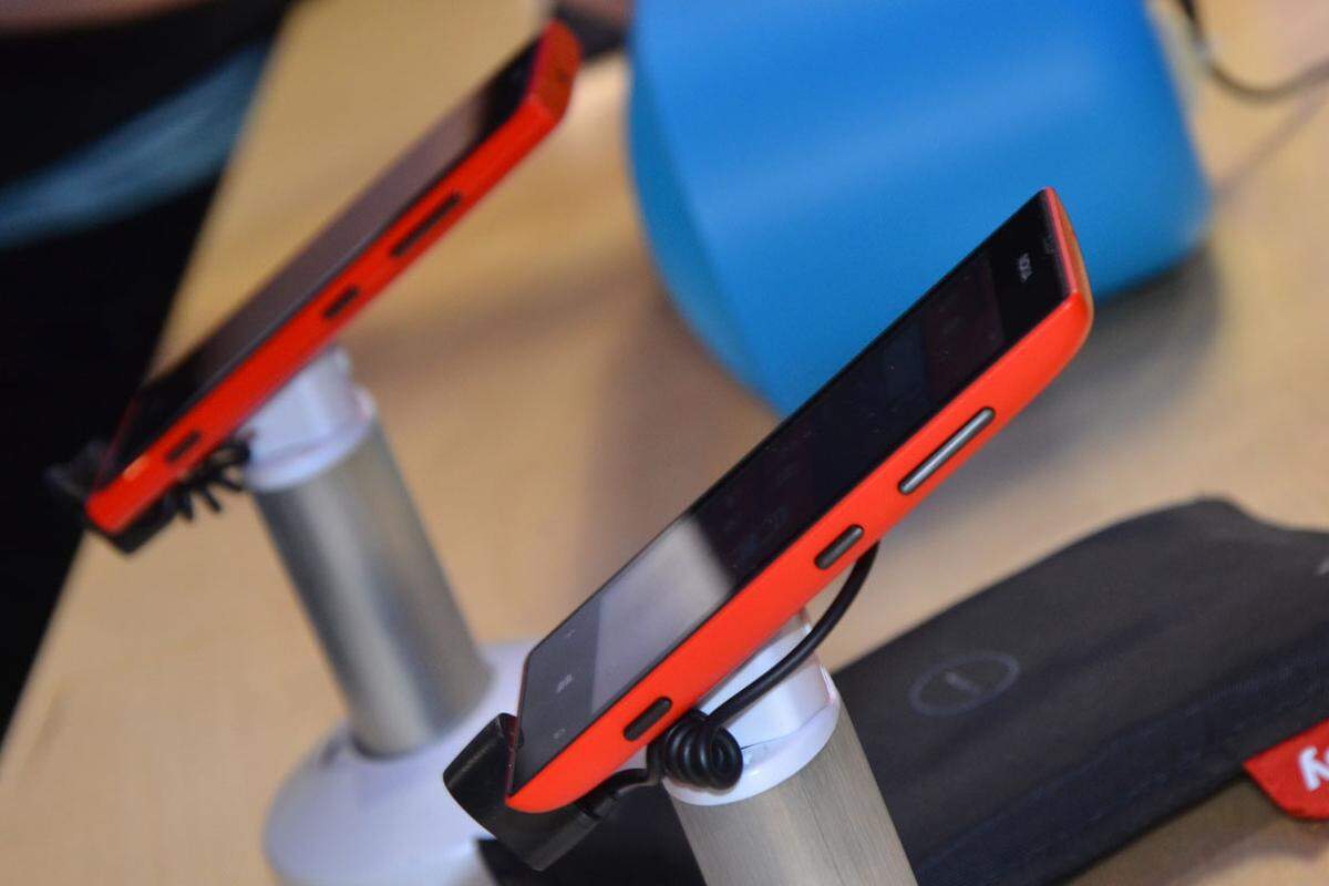Das Billig-Lumia 520 ist mit 4 Zoll etwas kleiner als andere Lumias, kommt aber in denselben bunten Farben und dem angenehm griffigen Gehäuse. Die Kanten an der Rückseite sind stark abgerundet, das Smartphone liegt gut in der Hand.