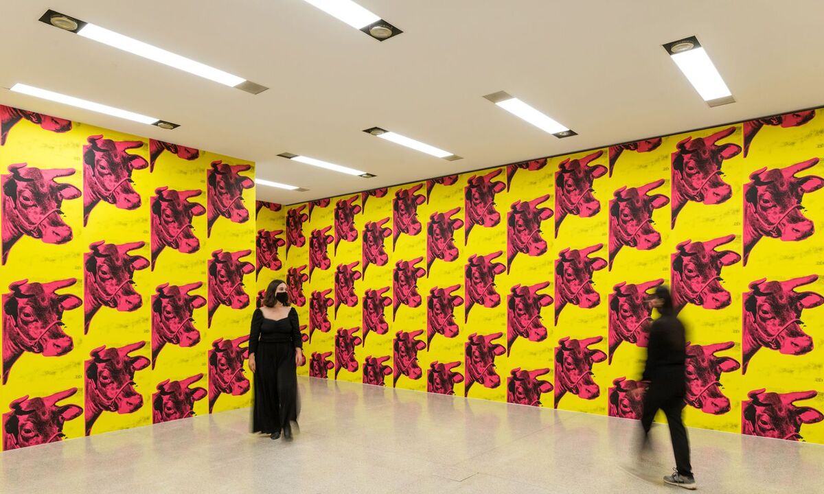 Eine wunderbar respektlose Ausstellung lässt ein neues Erlebnis dieses Giganten der Pop-Art zu – sie zeigt u. a. das Frühwerk, das Warhol unter Verschluss halten wollte.