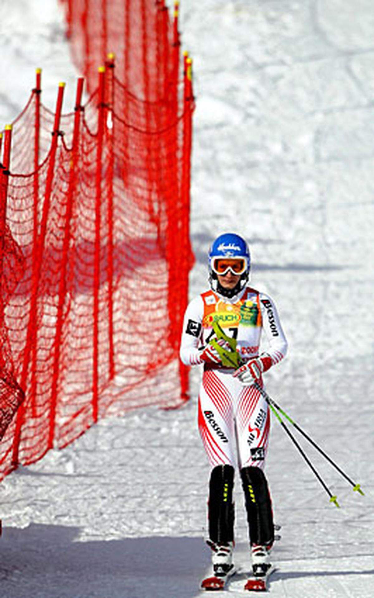 Ganz bitter sollte es für Österreichs Damen kommen. Unmittelbar nach Riesch ging die größte ÖSV-Medaillenhoffnung Kathrin Zettel ins Rennen. Die Kombi-Weltmeisterin 2009 fiel jedoch schon nach wenigen Fahrsekunden aus.