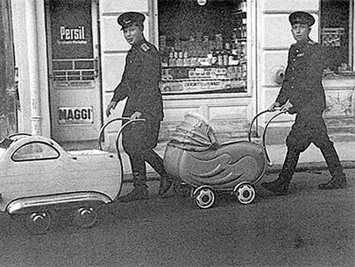 In Österreich beginnt die Geschichte des Kinderwagens daher erst 1870 als erste Modelle aus England importiert im Wiener Stadtgebiet auftauchten. Regelrechte "Luxuskarossen" waren es: Der Kinderwagen wurde zum Statussymbol.