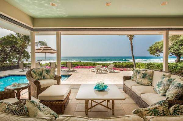 Luxusanwesen, die über einen privaten Strandabschnitt verfügen, liegen bei den Reichen und Schönen im Trend. Auf der Onlineplattform LuxuryEstate.com steht derzeit etwa diese exklusive Luxusimmobiie mit Strandzugang für 3,7 Millionen Euro auf Hawaii zum Verkauf.