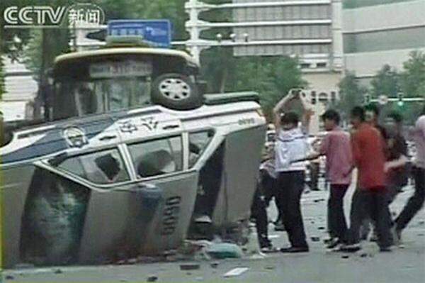 Nach Angaben der chinesischen Behörden wurden 260 Autos zertrümmert oder in Brand gesetzt.