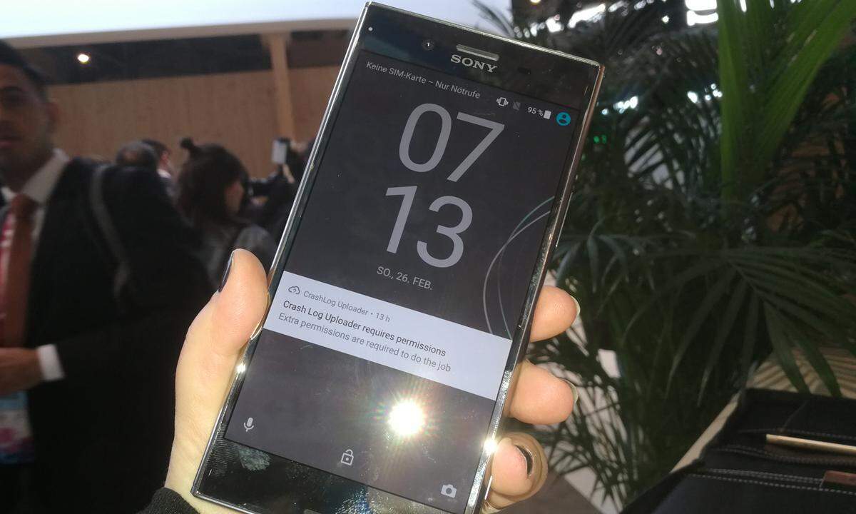 Das Xperia XZ Premium ist das Aushängeschild der Japaner und soll zeigen, längst noch nicht den Smartphone-Markt aufgegeben hat. Immerhin hat das Unternehmen einiges an Know-How aus anderen Sparten, das sich gut in Smartphones verarbeiten lässt. Und das ist auch gelungen - zumindest auf den ersten Blick. Auf die Frage, warum immer das selbe Design bei der Xperia-Serie zum Einsatz kommt, hatte Sony dieses Mal auch die passende Antwort parat.