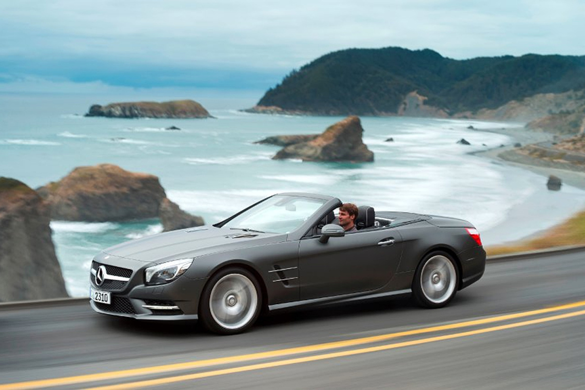 "Er hat Klasse, er hat Stil, er ist Komfort und Luxus pur. Aber er verbindet das alles mit einer unglaublichen Sportlichkeit und Dynamik", so die Kurzfassung über den neuen SL von Mercedes-Chef Dieter Zetsche. Die neue Generation ist fast vollständig aus Aluminium gefertigt, 140 Kilogramm leichter als der Vorgänger, bis zu 29 Prozent sparsamer, stärker (V6 mit 306 PS, V8 mit 435 PS) und schneller.
