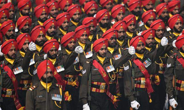 Indische Soldaten bei einer Parade. Die Beziehungen zu den Nachbarn China und Pakistan sind von Spannungen überschattet.