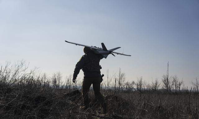 Archivbild. Im Krieg in der Ukraine sind viele Drohnenarten im Einsatz - auf beiden Satz. Jene Kamikaze-Drohnen, die die Ukraine in Richtung Russland schickt, sind größer als die hier von einem ukrainischen Soldaten getragene.