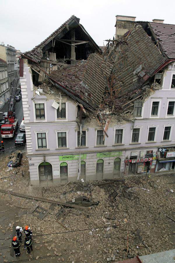 Bei dem Haus in der Äußeren Mariahilfer Straße/Ecke Denglergasse handelt es sich um einen Altbau mit drei Obergeschoßen.