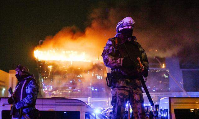 Die Terroristen hatten in der Crocus City Hall in Krasnogorsk nahe Moskau Feuer gelegt. 