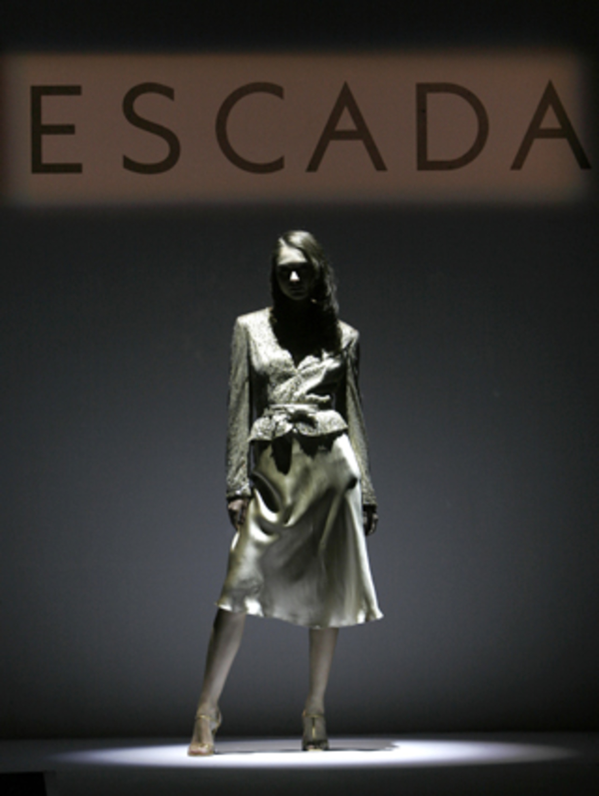 Als bekannt wird, dass die indische Stahlfamilie Mittal Escada kaufen will, schießt die Aktie des insolventen Modekonzerns nach oben. Die Aktie, gerade noch bei 70 Cent gelegen, klettert innerhalb kurzer Zeit bis auf zwei Euro. Doch keine zwei Handelstage später sind die Gewinne schon wieder verpufft.Ein Paradebeispiel dafür, wie Zocker und Glücksritter hoffen, mit geringem Einsatz große Gewinne zu machen.Da ist es auch egal, dass Experten wie Marco Cabras von der Deutschen Schutzvereinigung für Wertpapierbesitz warnen: "Dahinter steckt allein die Wette auf schnelle Spekulationsgewinne. Das funktioniert aber nur in den seltensten Fällen".