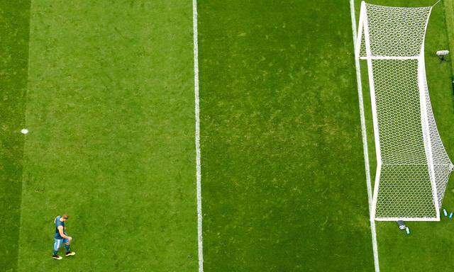 Manuel Neuer allein auf weiter Rasenflur: Deutschland enttäuschte zum Auftakt dieser Fußball-WM.