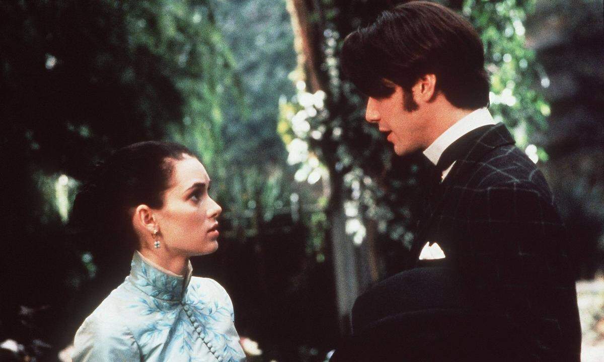 Vor genaue 25 Jahren standen sie für "Bram Stoker's Dracula" unter der Regie von Francis Ford Coppola vor der Kamera. 2006 folgte der weniger bekannte, aber von Kritikern gelobte Science-Fiction-Streifen "A Scanner Darkly". Drei Jahre später konnte man das Leinwandpaar im Drama "Pippa Lee" sehen. "Destination Wedding" heißt das neueste Projekt der beiden, der Kinostart ist noch offen.