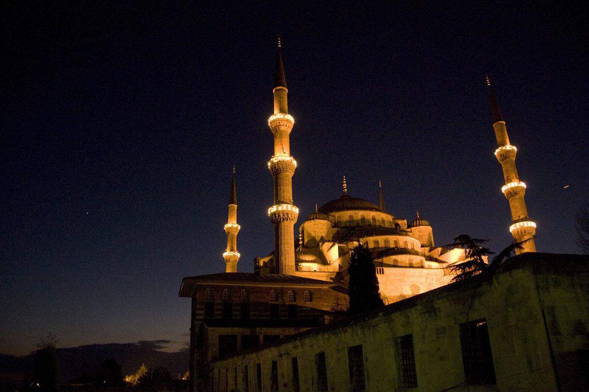 Die Türkei liegt laut den Berechnungen des "Ruefa Reisekompasses 2014" derzeit auf Platz 1 (13,3 Prozent) der beliebtesten Reiseziele der Österreicher.Im Bild: Die Blaue Moschee, auch Sultanahmet Camii genannt, ist eine der beeindruckendsten Sehenswürdigkeiten Istanbuls.