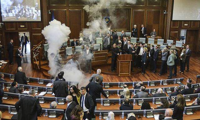 Die Parlamentssitzung muss wegen Tränengas unterbrochen werden.