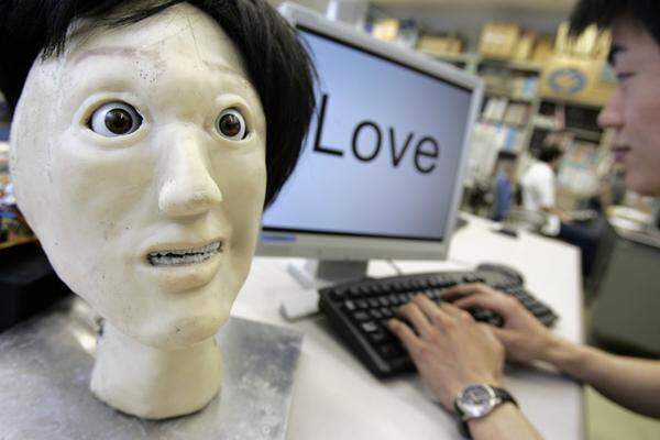 Forscher arbeiten daran, den Robotern der Zukunft menschliche Emotionen ins Antlitz zu zaubern. Ob das aber wirklich der Gesichtsausdruck für Liebe ist, ist zu bezweifeln.