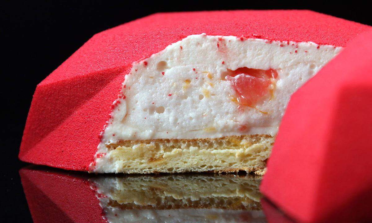 Dieses tropische Herz offenbart sein fruchtiges Inneres: Einen leichten Biskuitkuchen mit kandierten Grapefruit-Stücken, Mousse-Meringue, Grapefruit-Scheiben in Sirup und ein Mousse aus weißer Schokolade. Die Urheberin beschreibt: "The Heart" ist luftig wie eine Wolke.