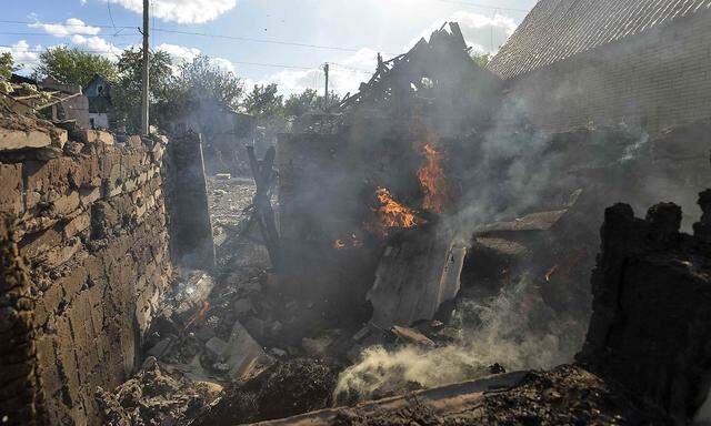 Ein durch Kämpfe zerstörtes Haus in der Ukraine.