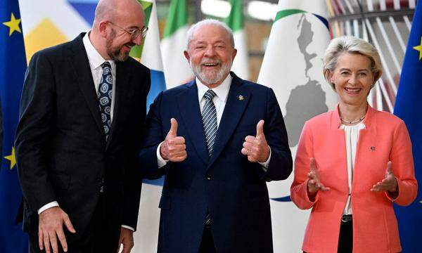 Rastpräsident Michel, Brasiliens Staatschef, Lula, und Kommissionspräsidentin von der Leyen am zweiten Tag des Gipfels.  Sie eint die Ablehnung des russischen Angriffskriegs in der Ukraine.