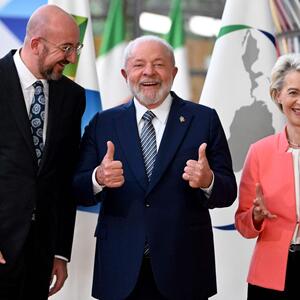 Rastpräsident Michel, Brasiliens Staatschef, Lula, und Kommissionspräsidentin von der Leyen am zweiten Tag des Gipfels.  Sie eint die Ablehnung des russischen Angriffskriegs in der Ukraine.