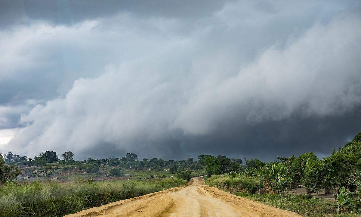 Dramatische Topen: So schnell kann man gar nicht schauen, wie sich die Gewitterwolken aufbauen...