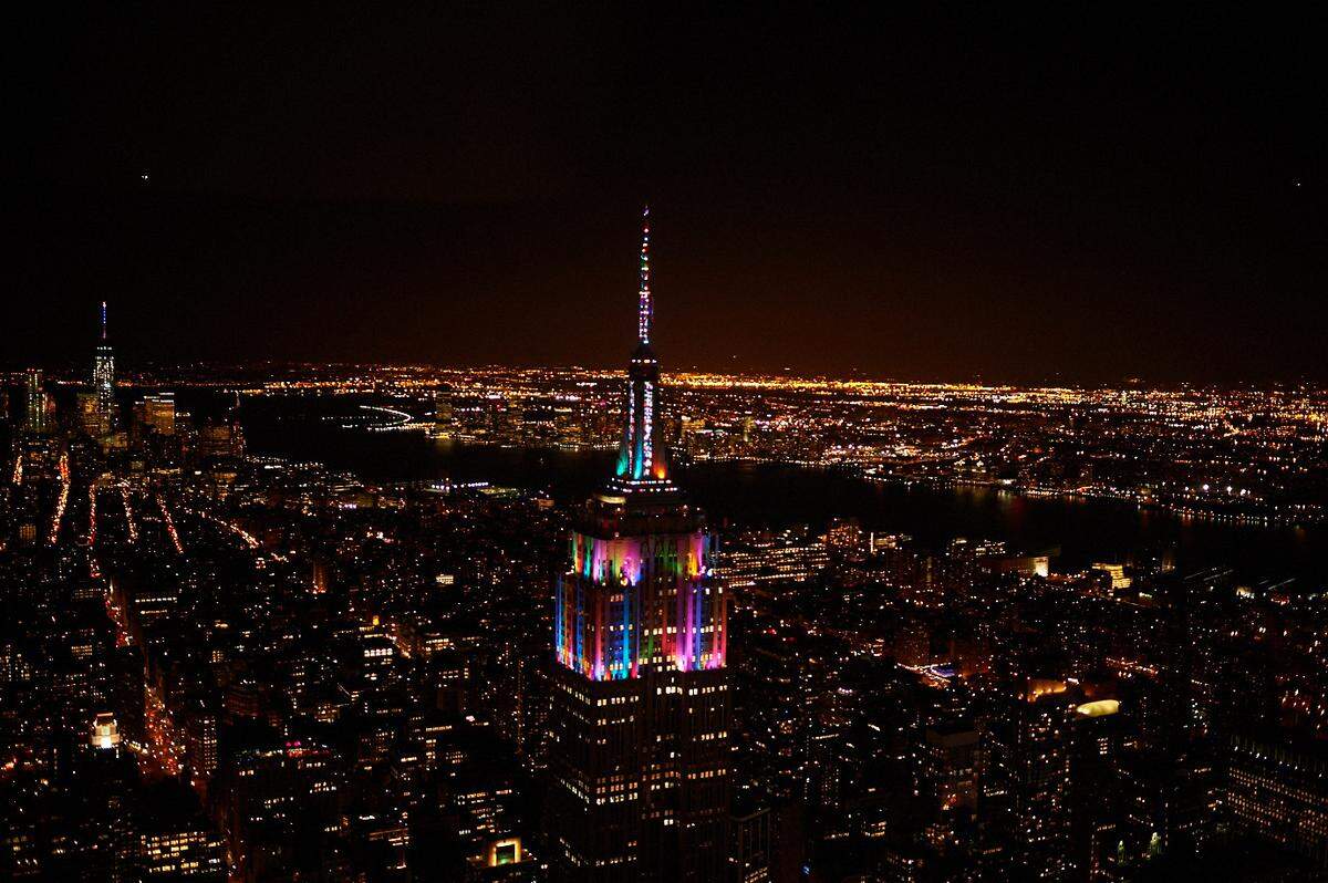 Das 443 Meter hohe Empire State Building bei Nacht.