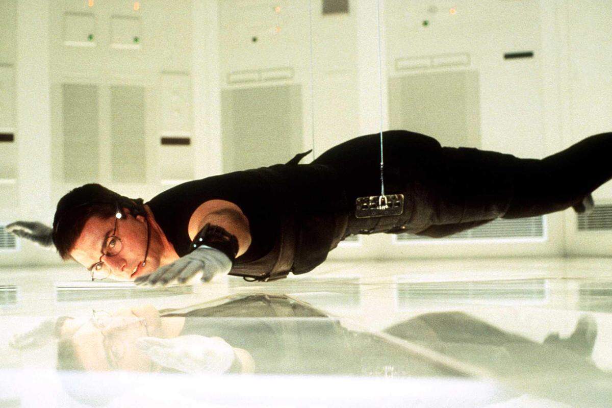 Wer kennt sie nicht, die Titelmelodie aus "Mission: Impossible"?. Manchen ist sie wohl noch aus der Fernsehserie der späten 60er/frühen 70er oder dem TV-Remake (1988 bis 1990) geläufig. Dem Franchise wurde jedenfalls mit dem ersten Kinofilm (Regie: Brian DePalma) 1996 erfolgreich neues Leben eingehaucht. Der amerikanische IMF (Impossible Missions Force)-Agent Ethan Hunt fällt nach missglückter Mission in Ungnade und will mit Unterstützung von Ex-Agenten, darunter Luther Stickell (Ving Rhames wirkt in allen fünf Filmen mit), den echten Maulwurf zur Strecke bringen. Ein überaus gelungener Einstand für die Kinoreihe; auch wirtschaftlich: Der 80 Millionen Dollar teure Film spielte 457 Millionen Dollar ein.Im Bild: Ein Dauerbrenner im ORF, der erste "Mission Impossible"-Film aus dem Jahr 1996.