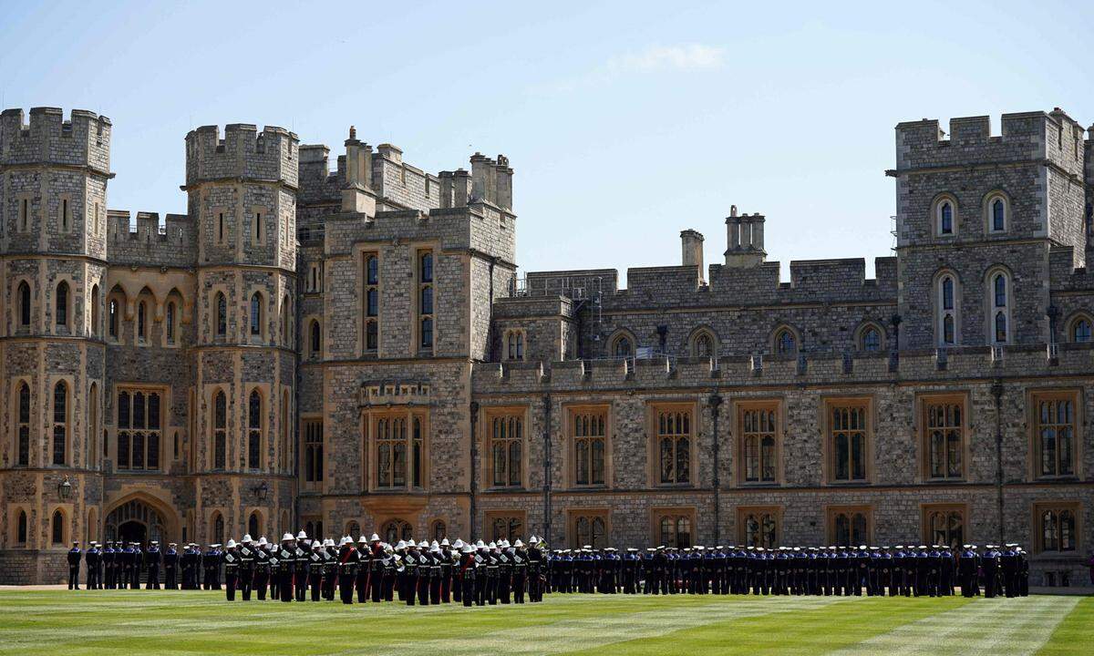 30. Mai. Angehörige der Royal Naval stehen im Quadrangleat von Schloss Windsor in Windsor Wache, als sie einer Zeremonie beiwohnen, bei der ihnen der britische König Charles III. den Königlichen Viktorianischen Orden überreicht, nachdem sie am Trauerzug der verstorbenen britischen Königin Elizabeth II. teilgenommen haben.