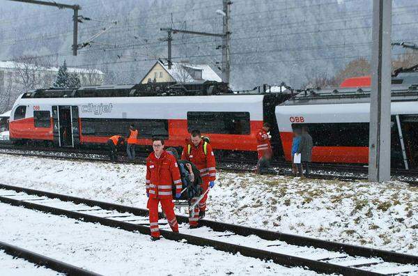 In Niklasdorf bei Leoben in der Obersteiermark sind ein EuroCity und ein Personen-Nahverkehrszug zusammengestoßen. &gt;&gt; Zum Bericht