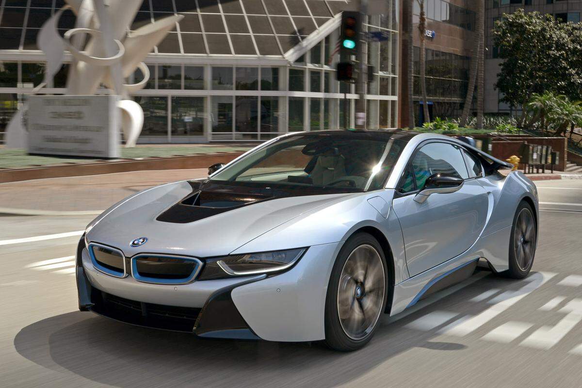 Mit der Submarke BMW i steigen die Bayern in das Geschäft mit Elektroautos ein. Den Plug-in-Hybrid i8 zeigt BMW 2009 erstmals bei der Automesse IAA. 2013 beginnt die Serienproduktion.
