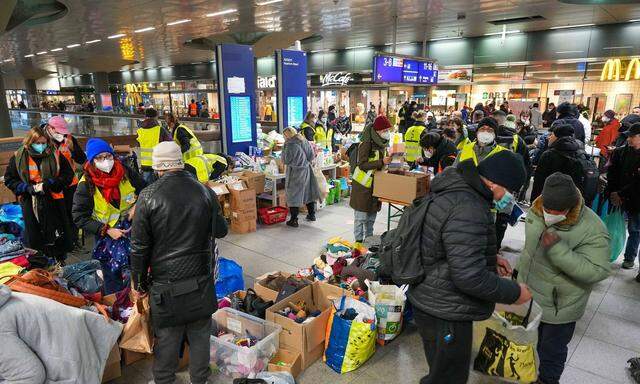 Ankommende Flüchtlinge am Berliner Hauptbahnhof.