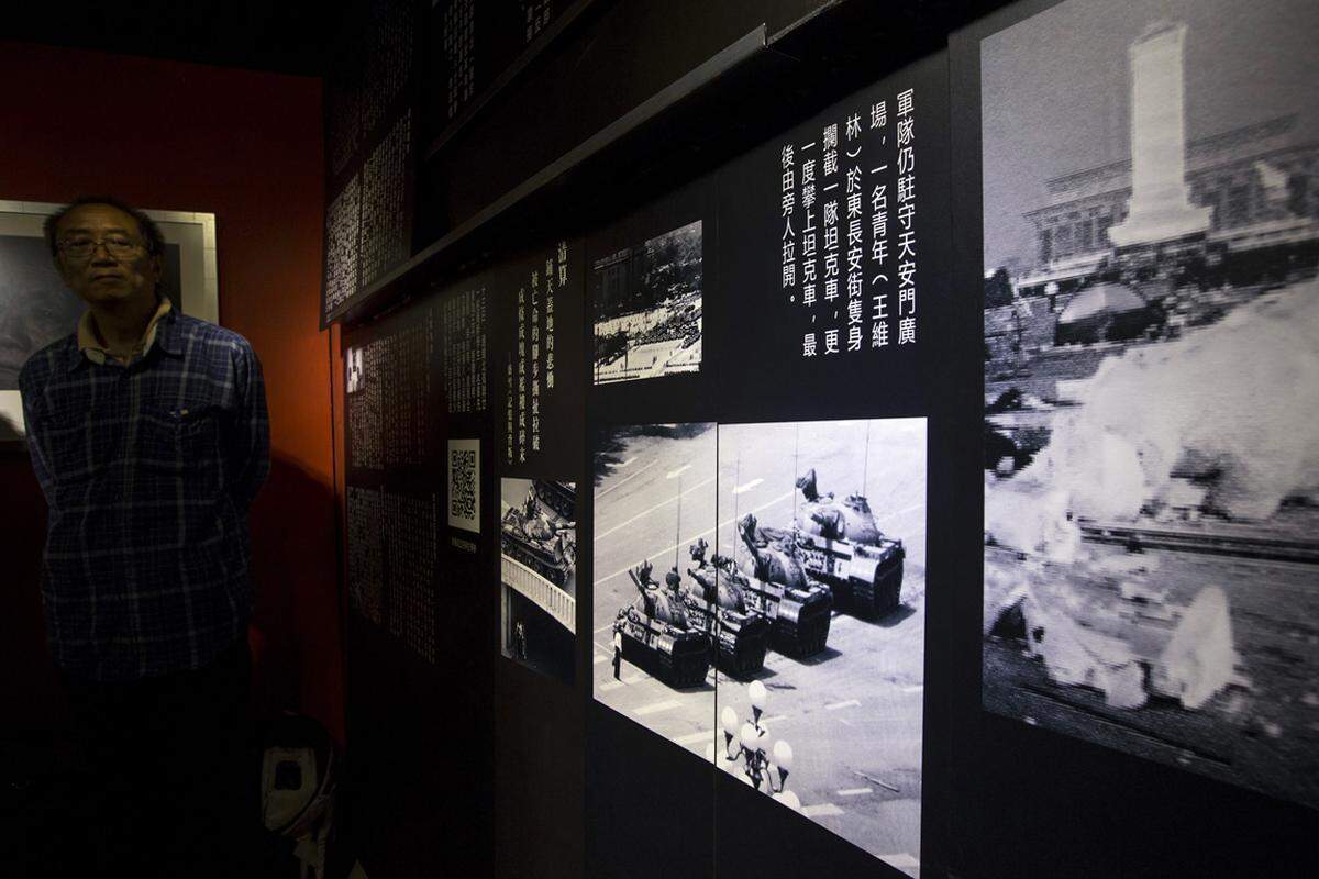 „Keine Angst vor dem Tod“ („Bu pa si“) hatten sich die Studenten, die auf dem Pekinger Tiananmen-Platz für mehr Freiheit und Demokratie demonstrierten, auf weiße Stirnbänder geschrieben. In der Nacht von 3. auf 4. Juni 1989 wurde die Befürchtung, dass die chinesische Führung gewaltsam durchgreifen würde, wahr. Mit Panzern und Maschinengewehren schlug Peking die Demokratiebewegung nieder. In China herrscht 25 Jahre danach noch immer Schweigen über das Massaker.