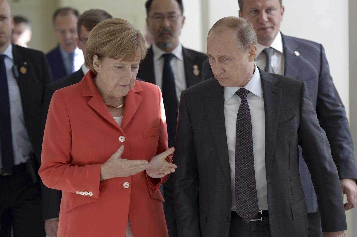 Merkel und Putin - sie mussten nicht auf dem Schwarzmarkt um Tickets feilschen. Andere schon - sie bezahlten bis zu 5000 Dollar...