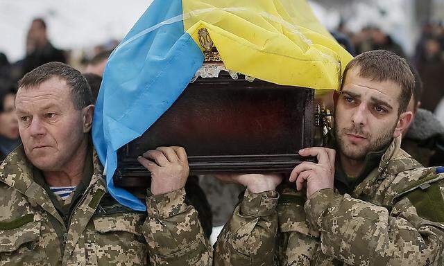 Sergiy Nikonenko wird zu Grabe getragen. Der ukrainische Soldat starb bei den Kämpfen um Luhansk. Kiew zieht weitere Männer in die Armee ein.