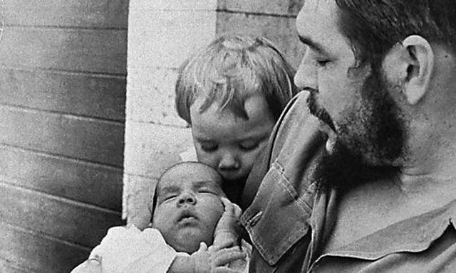 Guevara mit seinen Kindern 1965