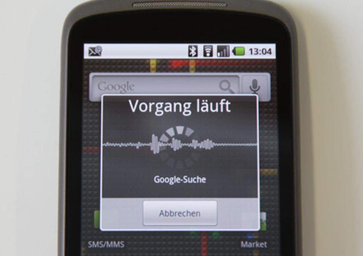 Nach einer kurzen Analyse setzt das Gerät dann die Sprache in Text um. Allerdings muss man dafür doch recht gut und akzentfrei Englisch sprechen. Ganz problematisch wird es natürlich bei nicht englischen Eigennamen. Dass die Spracheingabe noch nicht perfekt ist, musste Google selbst zugeben, als Reuters auffiel, dass das Nexus One Schimpfwörter zensiert.