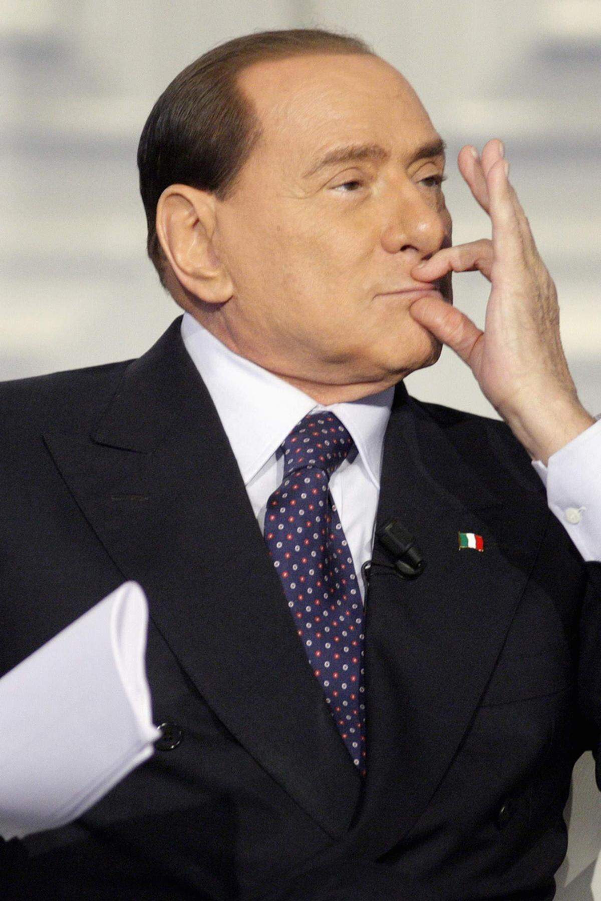Beim Kauf des Verlagshauses Mondadori durch Berlusconis Medienfirma Fininvest sollen Schmiergelder geflossen sein; die Berufungsinstanzen erklärten den Fall 1998 für verjährt. Fininvest soll 1985 Schmiergelder an Richter gezahlt haben, um den Kauf des halbstaatlichen Unternehmens SME durch den Industriellen Carlo De Benedetti zu verhindern.
