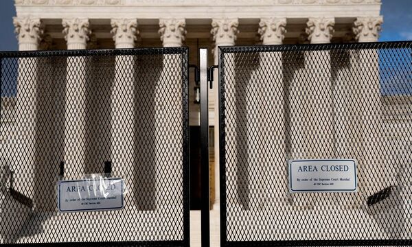 Absperrungen vor dem Supreme Court. Die Menschen in den USA  zieht es auf die Straße, nachdem durchgesickert war, dass das höchste Gericht der USA das Recht auf Schwangerschaftsabbrüche beschränken könnte. 