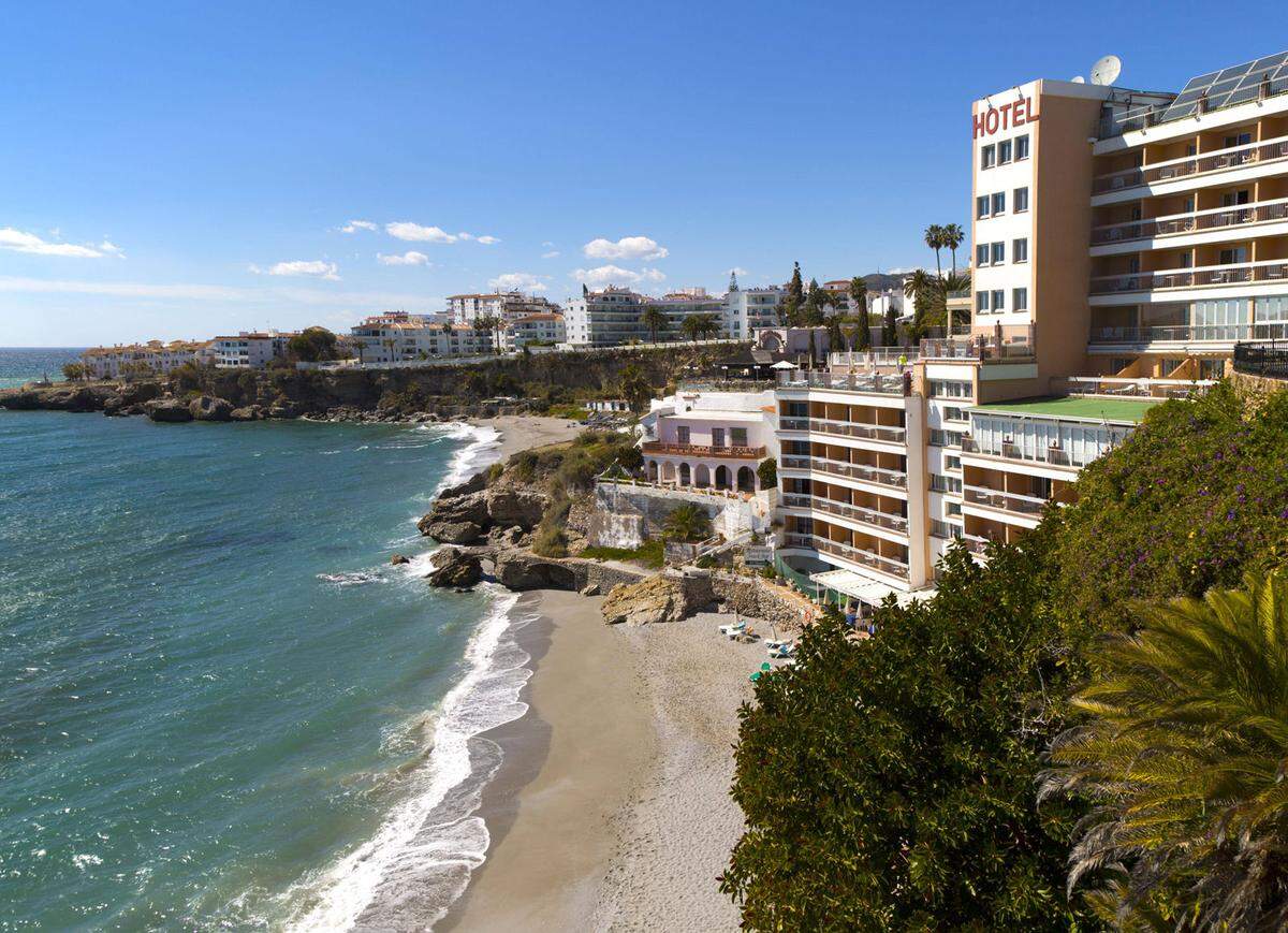 An der östlichen Spitze der Costa del Sol sind Hotel-Hochhäuser bisher ausgeblieben, weshalb man einen wunderschönen Panoramablick auf das Mittelmeer hat. Der Sandstrand ist fast 16 Kilometer lang, zudem gibt es eine riesige Strandpromenade.