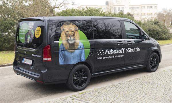 Kostenloser Shuttleservice mit einem vollelektrischen Van zwischen dem Linzer Hauptbahnhof und dem Fabasoft HQ für die Belegschaft.