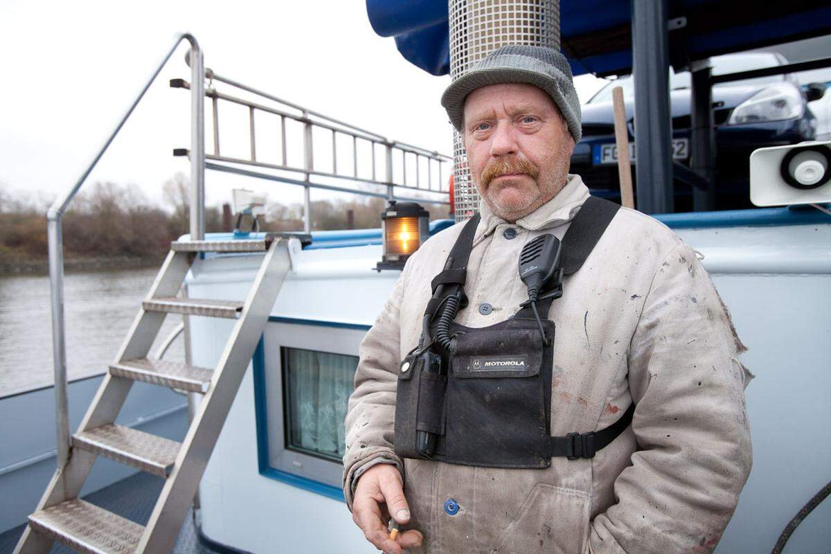 Die Schiffsarbeiter wohnen für die Dauer eines Transportweges auf dem Schiff, anschließend haben sie ein paar Wochen „Urlaub“, ehe sie wieder auf das Schiff ziehen.