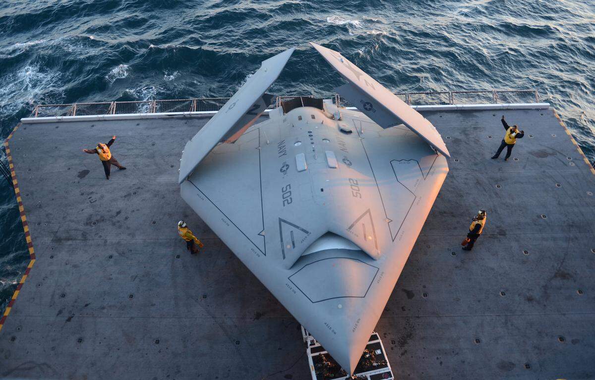 Deutlich größer ist die X-47B. Die US-Marine hat Mitte Mai erstmals den Einsatz der Großdrohne von einem Flugzeugträger aus getestet.