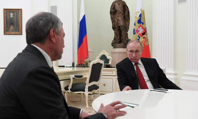 Putins Einpeitscher: Duma-Vorsitzender Wolodin (l.) und sein Präsident.