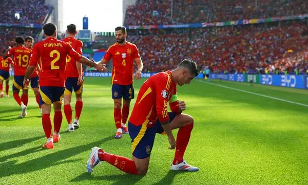 Álvaro Morata (r.) will bei der EM seinen Frieden mit Spanien schließen.