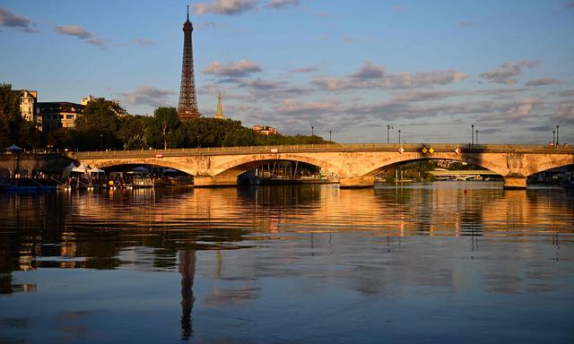 Blick auf die Seine und den Eiffelturm: eine trügerische Idylle.