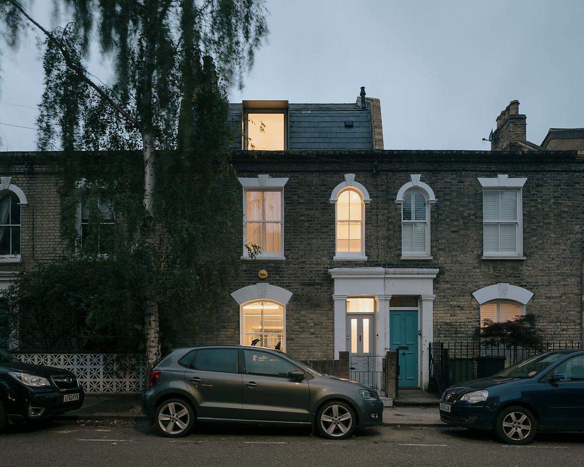 Als Prototyp für Nachverdichtung im städtischen Raum hat Architektin Mariia Pashenko eine traditionelle 130 Jahre alte Londoner Reihenhaushälfte (links, beleuchtet) mit Garten in ein Terrassenhaus transformiert.