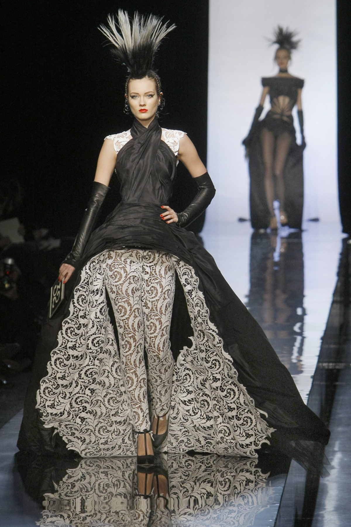 Für Jean Paul Gaultier ist "Punk not dead". Das möchte er zumindest mit seiner Haute Couture demonstrieren.