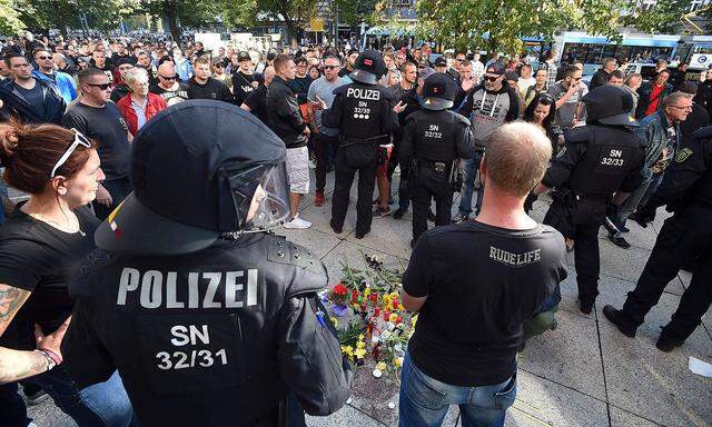 Die Polizei hatte am Sonntag Mühe die Lage am Tatort in Chemnitz in den Griff zu bekommen.