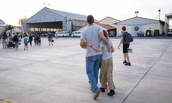 Dieses vom französischen Außenministerium veröffentlichte Foto zeigt die Ankunft etlicher Menschen eines Evakuierungsflugs aus dem Sudan auf dem französischen Luftwaffenstützpunkt in Dschibuti.