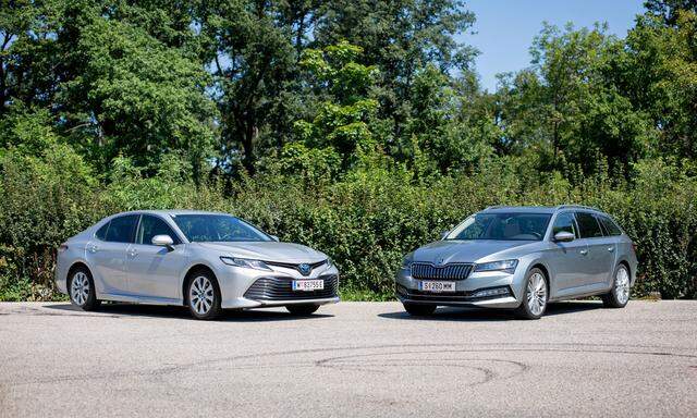Den Toyota Camry, links, gibt es nur als Hybrid – und Limousine. Der Škoda Superb iV kann auch Kombi. Wer hat beim Verbrauch die Nase vorn?