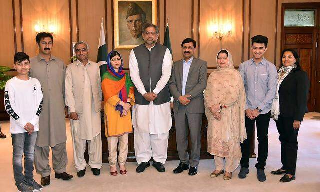 Malala Yousafzai (vierte von li) und ihre Familie bei Pakistans Premier Abbasi (Mitte). 