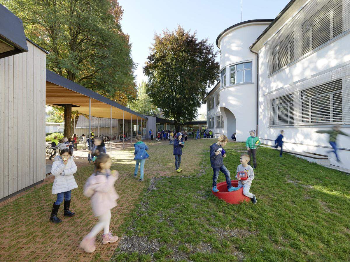 . . . die Volksschule Lauterach . . . Bauherrin: Marktgemeinde LauterachArchitektur: Feyferlik/Fritzer, GrazTragwerksplanung: Johann Birner, GrazFertigstellung: 5/2018